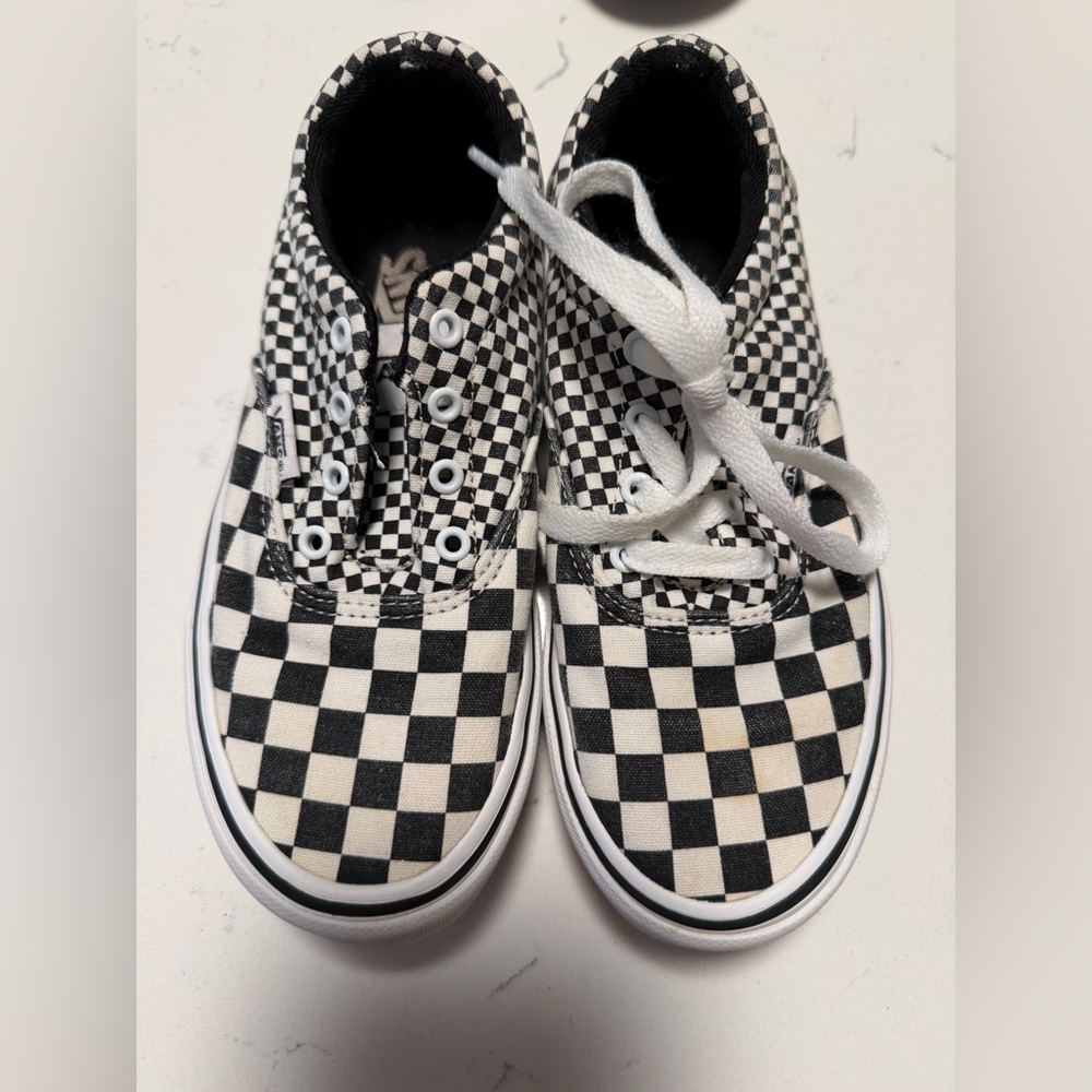 vans Off the wall checkered black white size 2 *missing 1 shoestring*